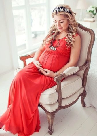 Bodycon šaty na tehotenské fotenie