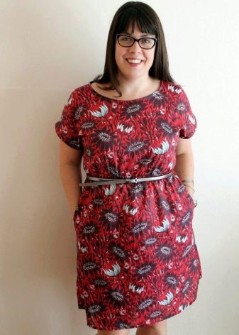 Rechte rode jurk van een nietje met bovendien een bandje voor overgewicht