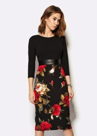 Berpakaian dengan bunga mawar pada skirt