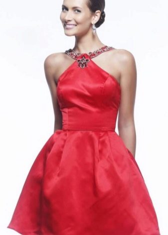 Gaun merah pendek dengan skirt separuh matahari