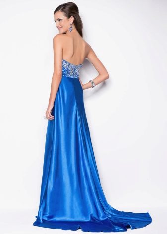 Niebieska satynowa sukienka z trenem