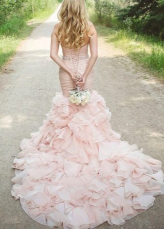 Rožinė suknelė su labai ilgu traukiniu