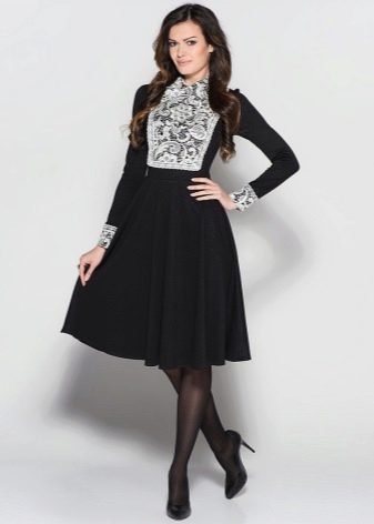 Zwarte jurk Tatyanka met witte kanten manchetten en witte kanten borst