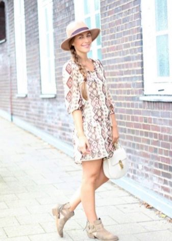 Tunic dress with sandals
