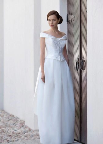 Бяла дълга сватбена рокля с лале