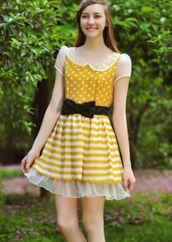 Gepunktetes gelbes Kleid mit schwarzer Schärpe