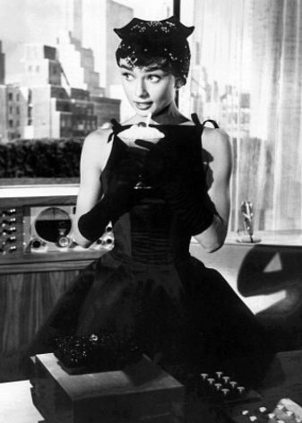 Váy chữ A màu đen của Audrey Hepburn