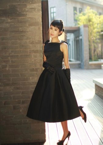 Váy cà vạt phong cách Audrey Hepburn