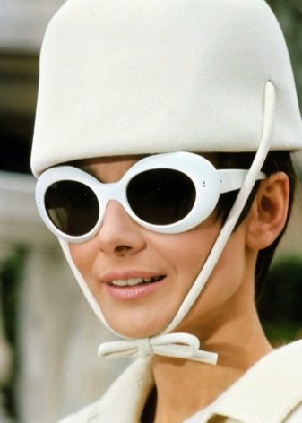 Audrey Hepburn na may salamin