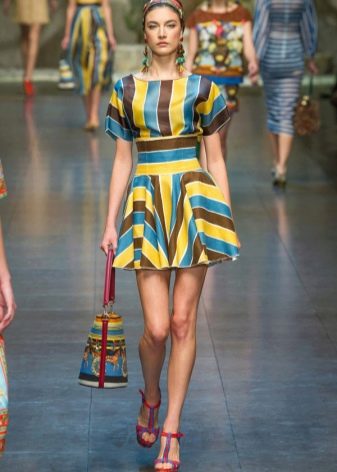 Geometrisches kurzes Kleid - Gestreiftes Kleid