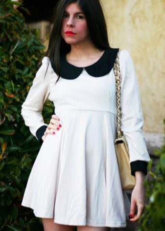 Плетена бяла рокля с висока талия с черна яка и маншети