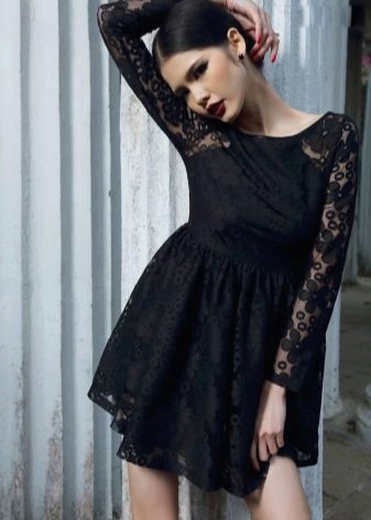 Черна дантелена рокля с висока талия