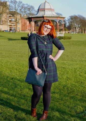 Zelené šaty s vysokým pasem do klece pro obézní ženy