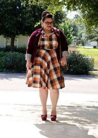 Kostkované šaty pro obézní ženy v kombinaci s kardiganem