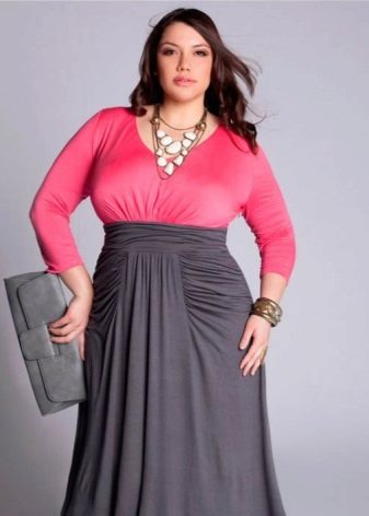 Šaty po zem s ružovým topom s dlhými rukávmi a sivou sukňou pre nadváhu