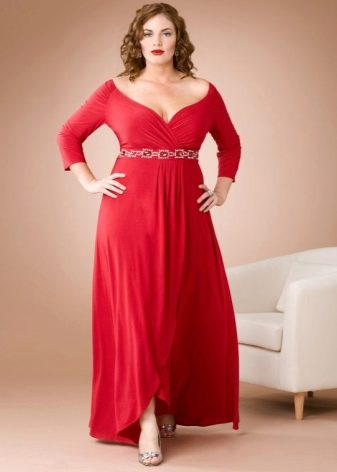 Rochie roșie de vară până la podea, cu o fustă asimetrică și mâneci lungi pentru supraponderali