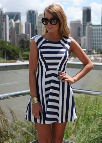 Vestido de rayas horizontales y verticales en blanco y negro