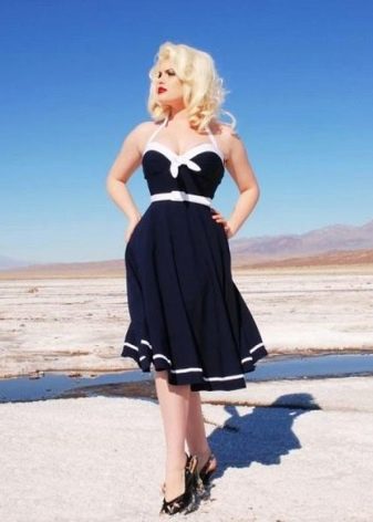 فستان أزرق خمسينيات مع تقليم أبيض