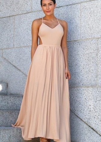 Ilga persiko spalvos klostuota suknelė