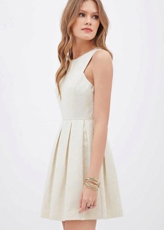 Бяла плисирана рокля
