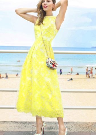 Langes gelbes ausgestelltes Kleid