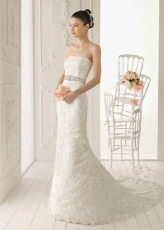 Gaun pengantin bersarung panjang dengan tali pinggang perak