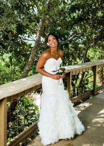 Bridal bouquet for high-waisted wedding dress