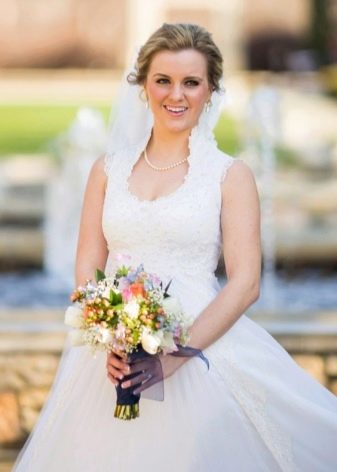 Buket pengantin untuk gaun pengantin dengan pinggang tinggi