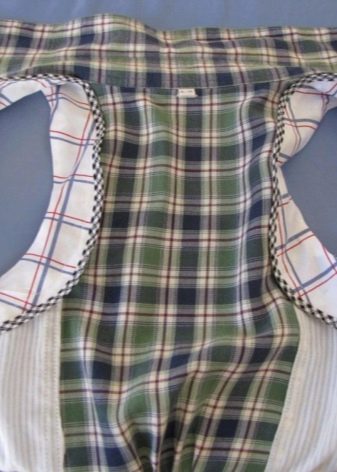 Un exemple d'emmanchures passepoilées sur une robe d'une chemise