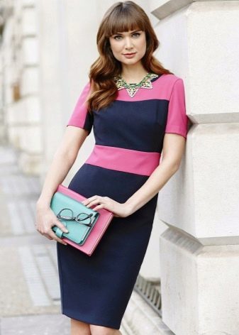 Двуцветна синя и розова рокля-калъф за фирмено парти