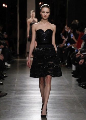 Gaun hitam dengan skirt loceng pertengahan panjang