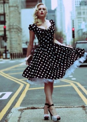 Gaun hitam dengan titik polka putih dengan matahari skirt berlapis