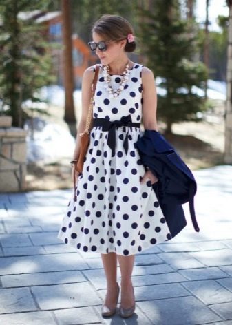 Gaun putih dengan titik polka biru dengan skirt matahari
