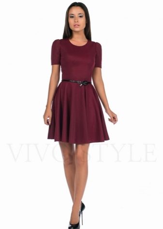 שמלה קצרה בצבע בורדו עם שמש חצאית