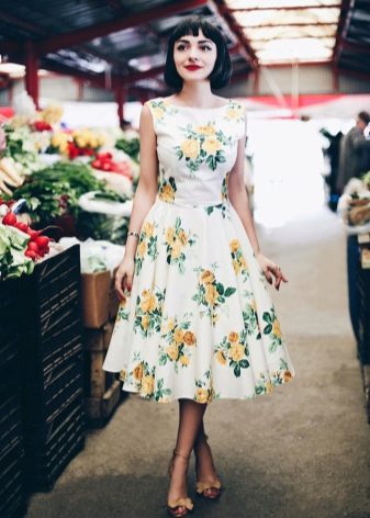 Флорален принт върху рокля с волан от 60-те години
