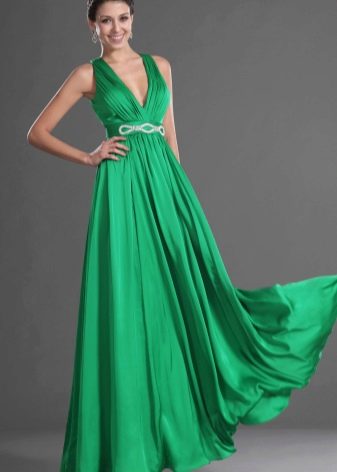 zaļa plūstoša satīna kleita