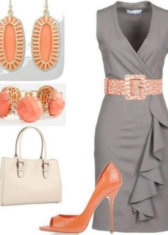Perzik accessoires voor een grijze jurk