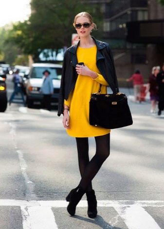Sarı bir elbise için siyah tayt