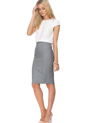 Pencil skirt at puting blouse