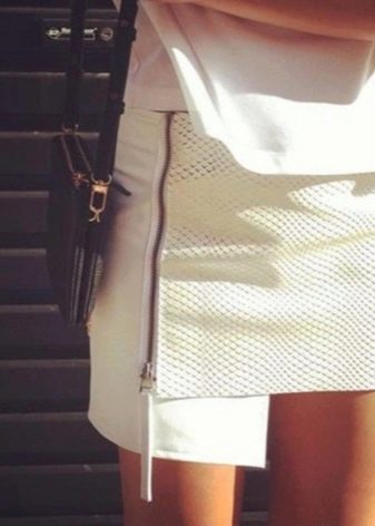asymetrická bílá kožená tužková sukně