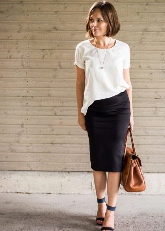 Falda lápiz negra en combinación con blusa blanca