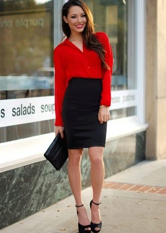 Čierna ceruzková sukňa s jasne červenou košeľou
