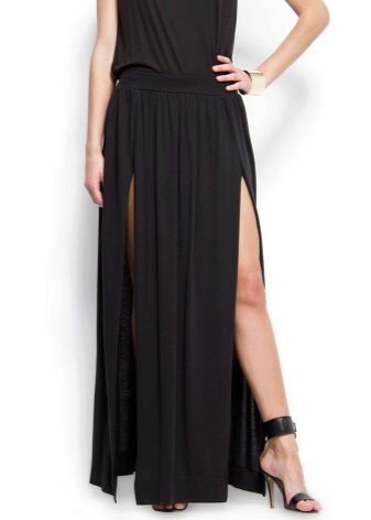 skirt hitam panjang dengan sandal yang anggun