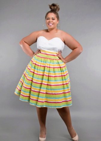 světlá rozšířená sukně pro obézní ženy