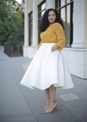 bílá rozšířená sukně pro tlusté ženy