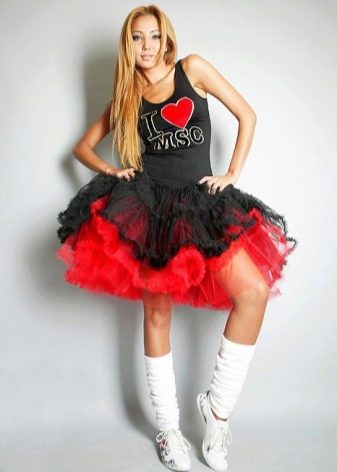 Skirt Amerika pendek merah gebu dan hitam