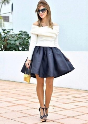 Kratka puna suknja u crnoj boji