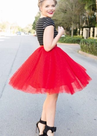 Krátka nadýchaná sukňa v červenej farbe