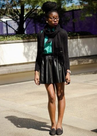 Kožená sukňa slnko v kombinácii s topánkami na nízkom opätku