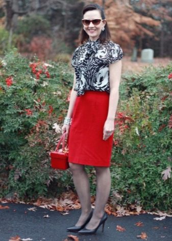 Červená ceruzková sukňa v kombinácii s čiernymi topánkami